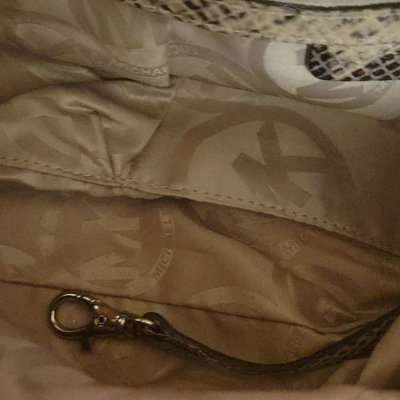 Michael Kors Heidi  Snakeskin Purse 👜 Used once !!! New condition! - Picture 4 of 7